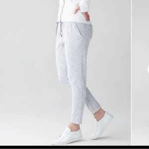 Lululemon jet crop slims size 6